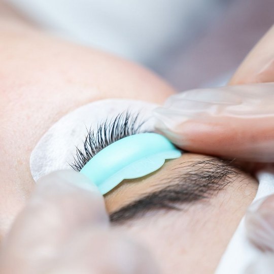 Keratinsko vihanje trepalnic Lepotni center Aloe Vera Ljubljana