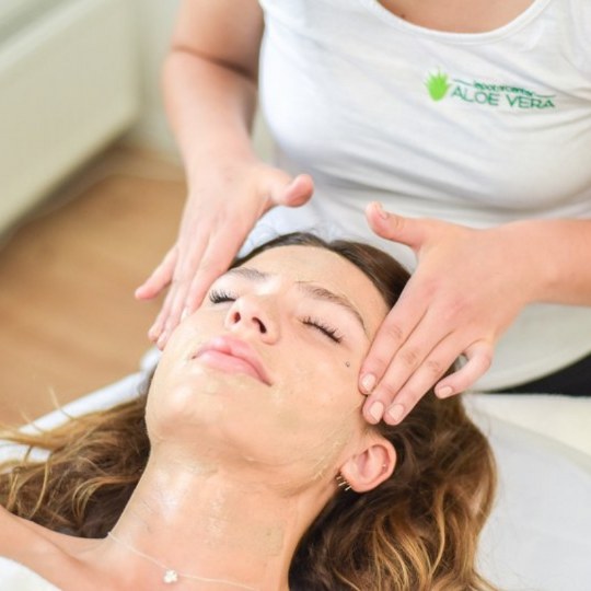 Nega obraza z aloe vero in kozmetiko Essentiq - 60 min